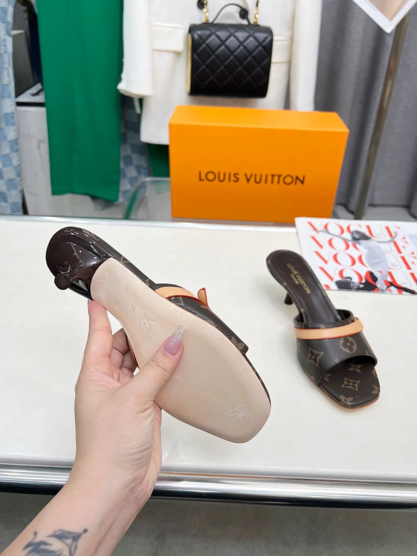 👟👟Ex-factory price 440👟👟 LV new denim kitten heel slippers 2025 summer must-have for goddesses, original replica, super comfortable on the feet. Show off the queen's temperament, the heel height is 5.5CM, which shows your temperament without being tiring. Standard code: 35-42 (41 and 42 codes are customized, non-returnable and non-exchangeable)